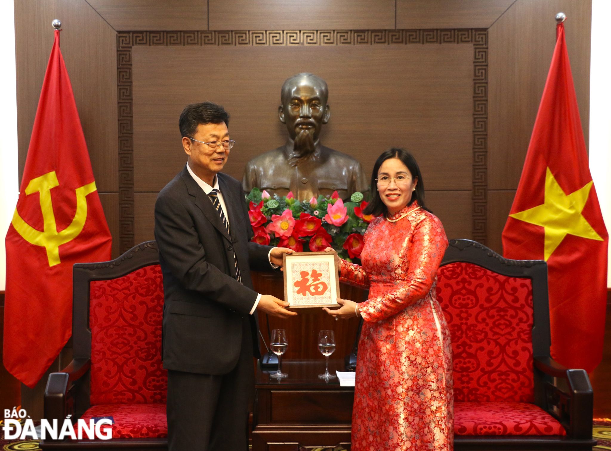 Head of the Social Development Committee of the People's Council of China’s Liaoning Province (left) and Da Nang People’s Council Vice Chairwoman Nguyen Thi Anh Thi