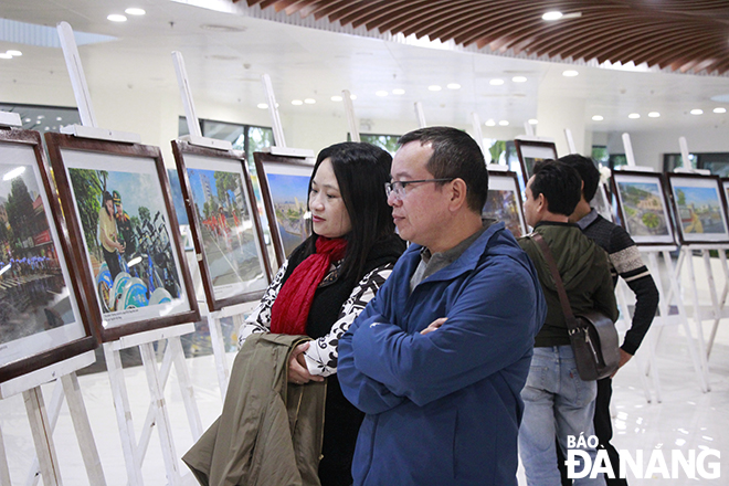 The exhibition featuring photos of traffic culture in Da Nang takes place at the APEC Sculpture Park until January 5, 2024. Photo: X.D