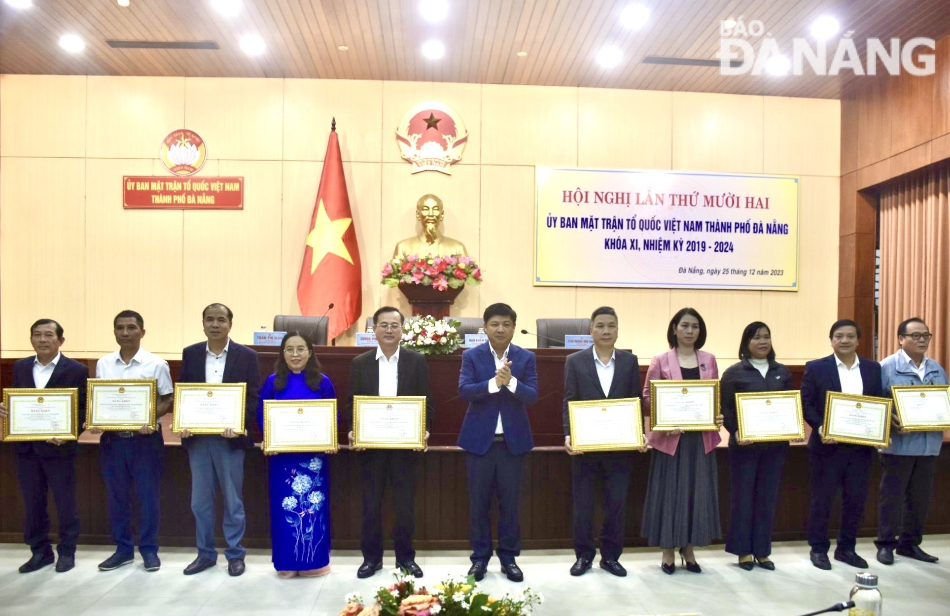 Deputy Secretary of the municipal Party Committee Luong Nguyen Minh Triet (6th, left) presenting Certificates of Merit from the Chairman of the People's Committee for collectives and individuals with outstanding achievements in the mobilisation and management of the 
