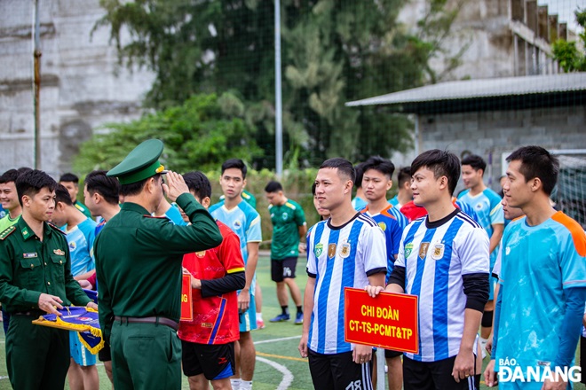 Phó Chính ủy Bộ đội Biên phòng thành phố trao cờ lưu niệm cho các đội bóng tham gia giải sáng nay.