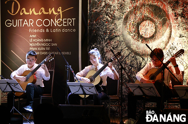 Màn hòa tấu guitar của nhóm nghệ sĩ nhí Dream Oasis Guitar Ensemble là điểm nhấn trong buổi hòa nhạc Danang Guitar Concert năm 2023. Ảnh: X.D