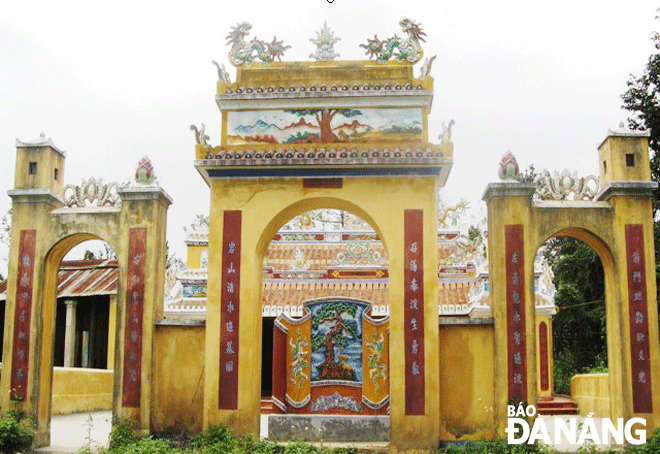 A Tam quan (a style of traditional gateway symbolic of Vietnamese Buddhism) of Thach Nham Communal House. It has three aisles (traditionally, the middle aisle is the largest and the two side aisles are smaller). Photo: D.G.H