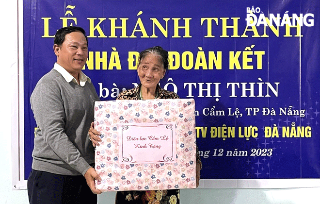 A representative from Cam Le District’s Khue Trung Ward of the Da Nang Fatherland Front Committee  handing over a new house to a local poor family. Photo: Local sources.