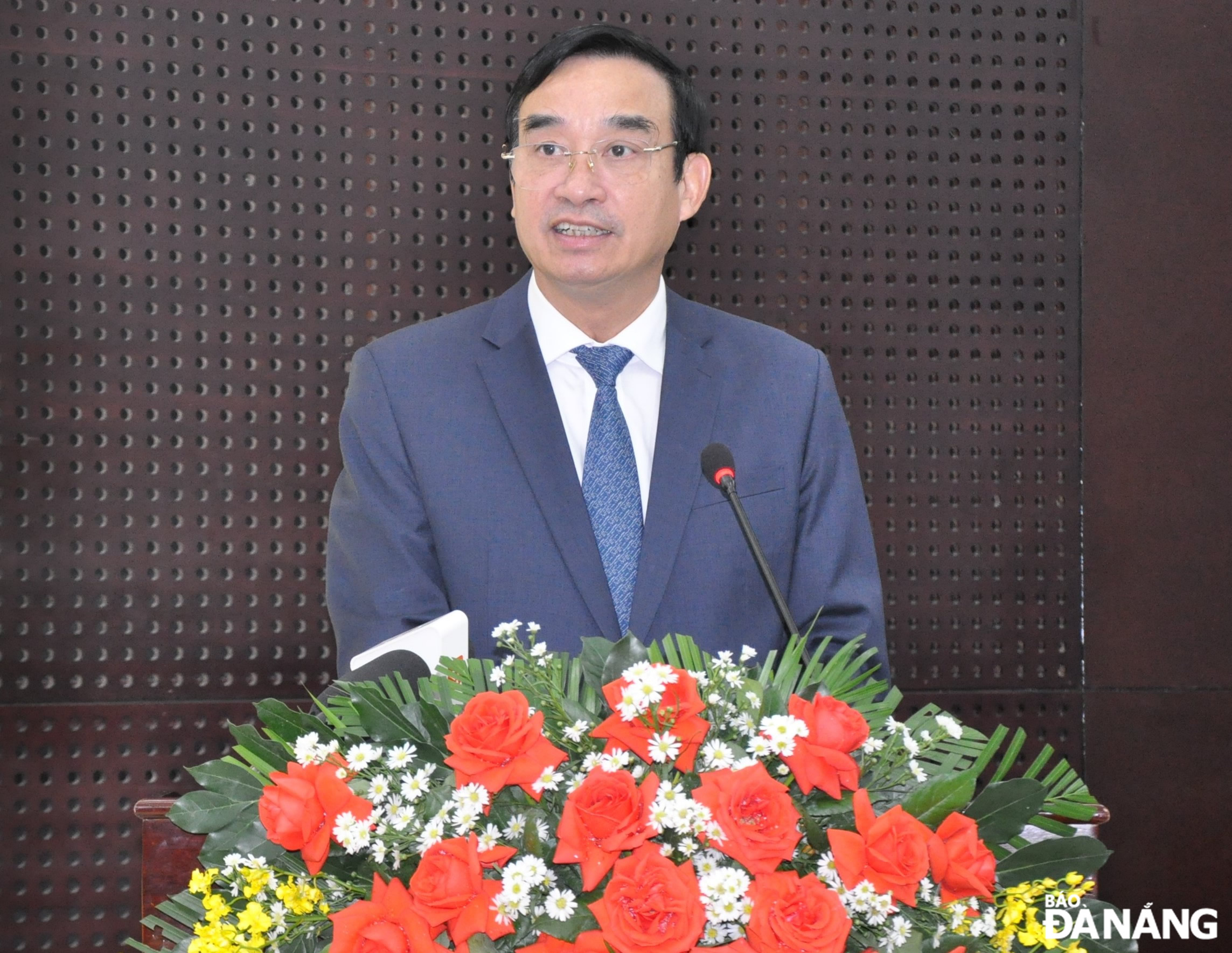 Municipal People’s Committee Chairman Le Trung Chinh speaking at the ceremony