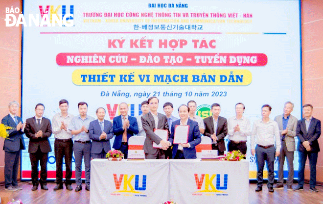 Representatives of the Viet Nam-Korea University of Information and Communications Technology, a member school of  the Da Nang University, sign a cooperation agreement with the Institute of Information Technology under the Ha Noi National University in research and innovation in the field of semiconductor circuit design. Photo: M.Q