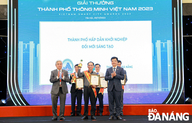 Giám đốc Sở Khoa học và Công nghệ Lê Đức Viên (giữa) đại diện Đà Nẵng nhận giải Thành phố hấp dẫn khởi nghiệp đổi mới sáng tạo. Ảnh: CHIẾN THẮNG