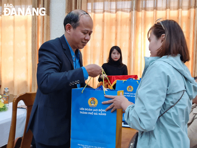 Phó Chủ tịch Liên đoàn Lao động thành phố Lê Văn Đại (bên trái) trao quà cho người lao động có hoàn cảnh khó khăn dịp Tết  Quý Mão năm 2023.  Ảnh: TRÀ VÂN