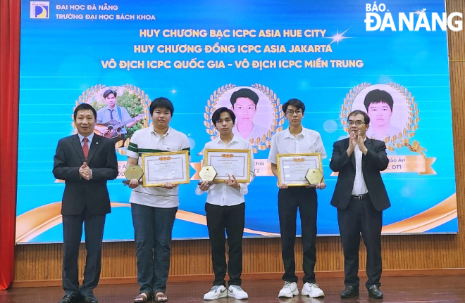 Leaders of the University of Da Nang (left) and the University of Science and Technology (right) rewarding students who won international and national awards. Photo: NGOC HA