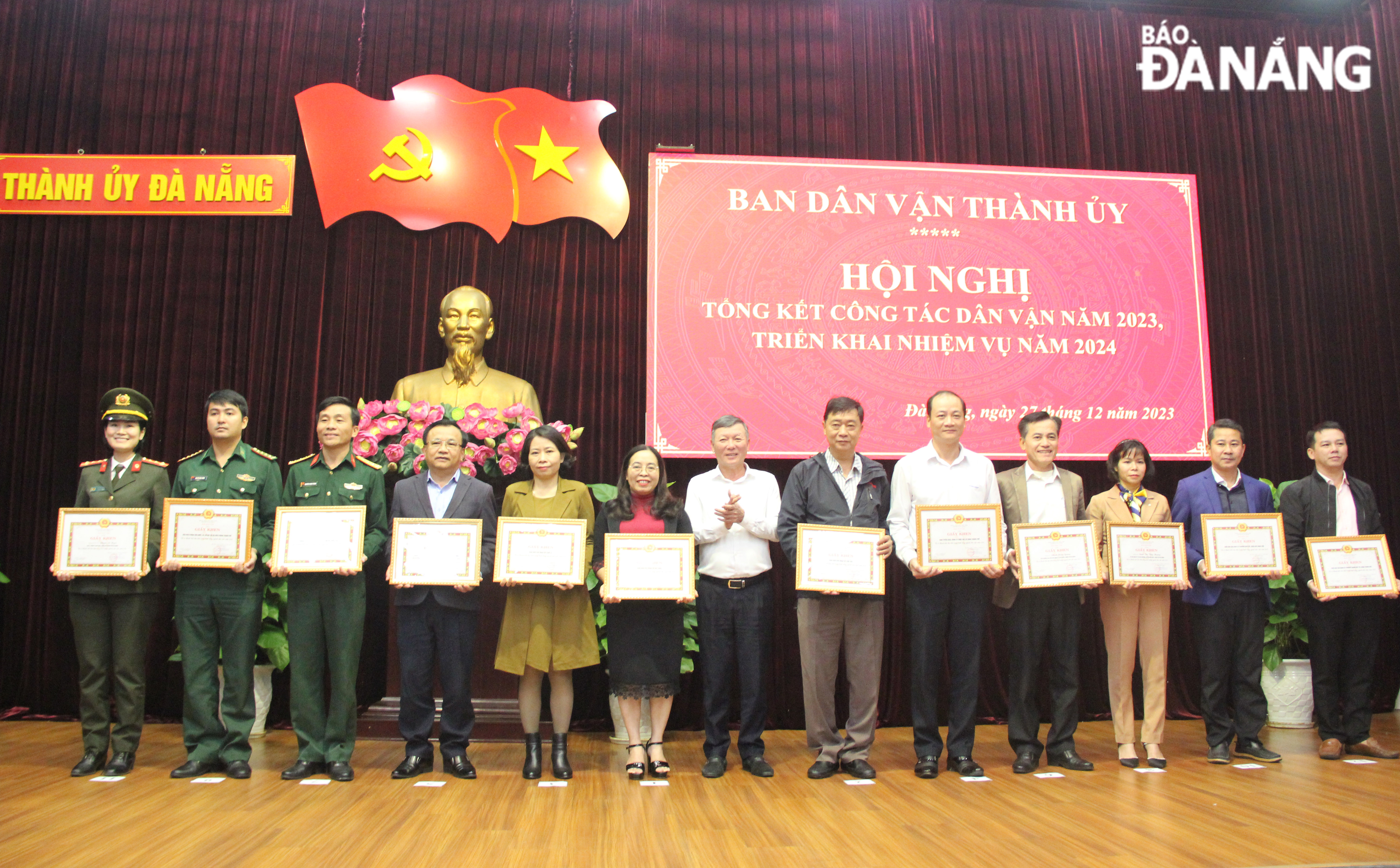Head of the Da Nang Party Committee's Mass Mobilisation Board Le Van Trung (middle) awarding Certificates of Merit to outstanding groups and individuals in the mass mobilisationsector in 2023. Photo: X.H