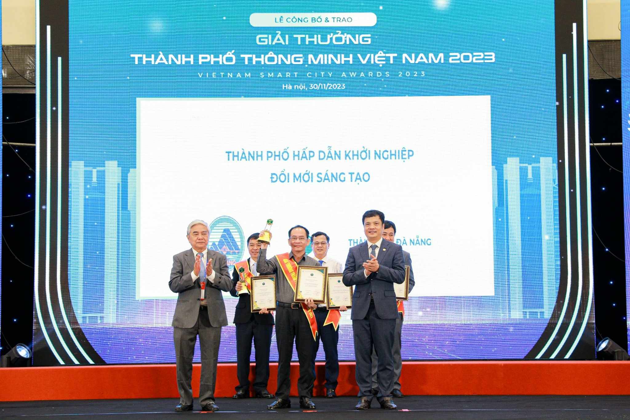 Director of the Department of Science and Technology Le Duc Vien (middle) represents Da Nang to receive the award for Attractive City for Innovative Startups. Photo: CHIEN THANG