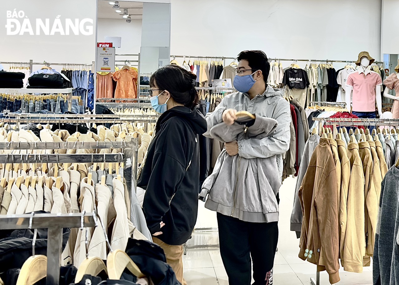 Winter clothing products for men are quite diverse. Photo: THANH NHAN