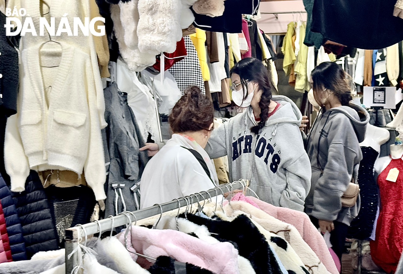 At Le Duan night market, winter items also meet the needs of customers. Photo: THANH NHAN