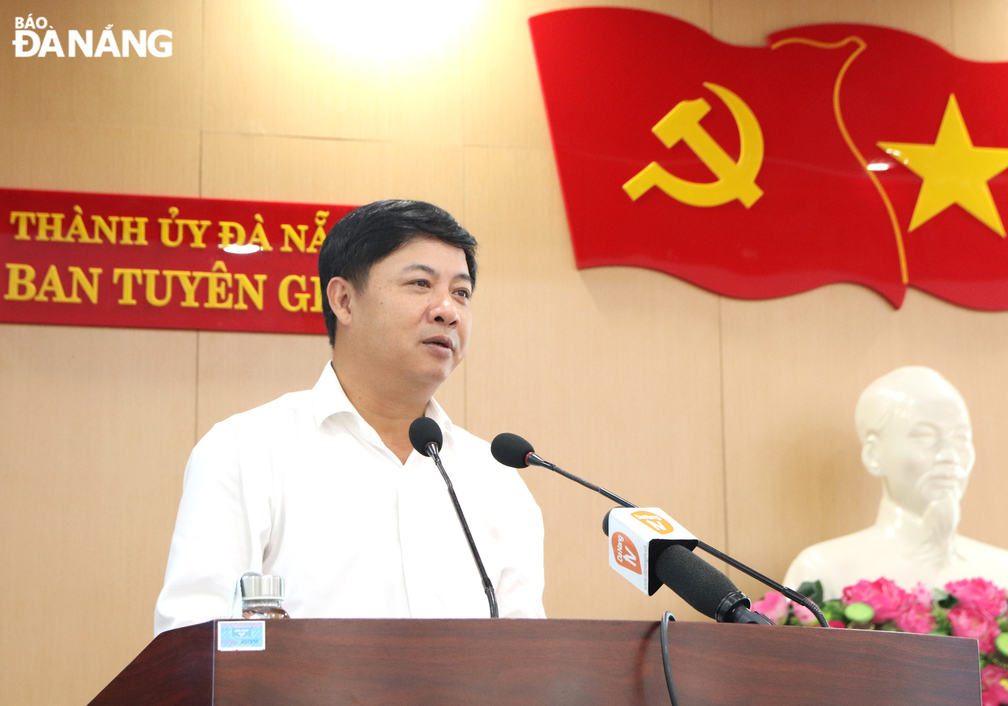Municipal Party Committee Deputy Secretary cum People's Council Chairman Luong Nguyen Minh Triet speaking at the meeting 
