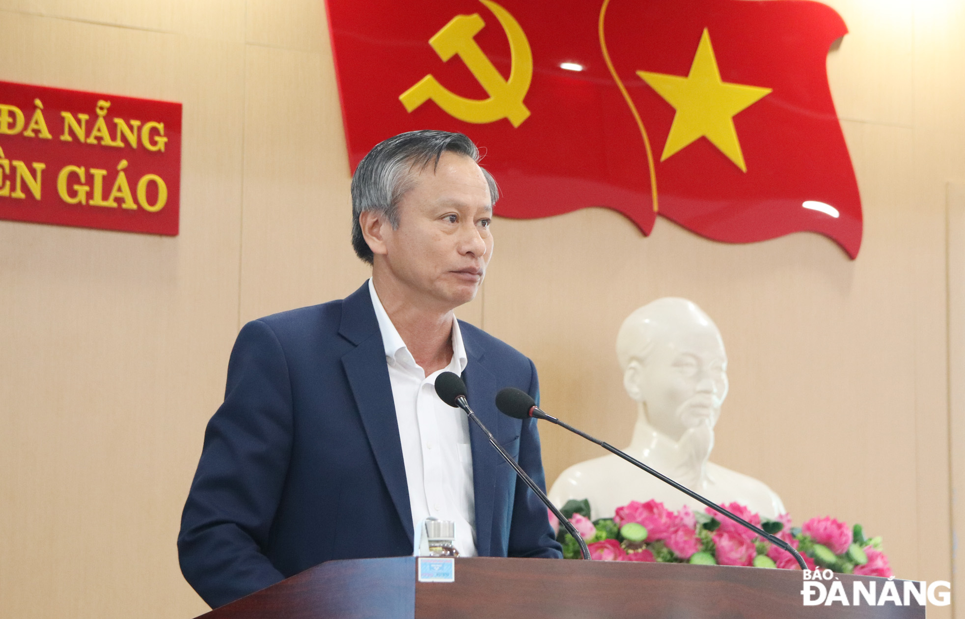 Head of the Party Committee's Publicity and Training Department Doan Ngoc Hung Anh at the meeting