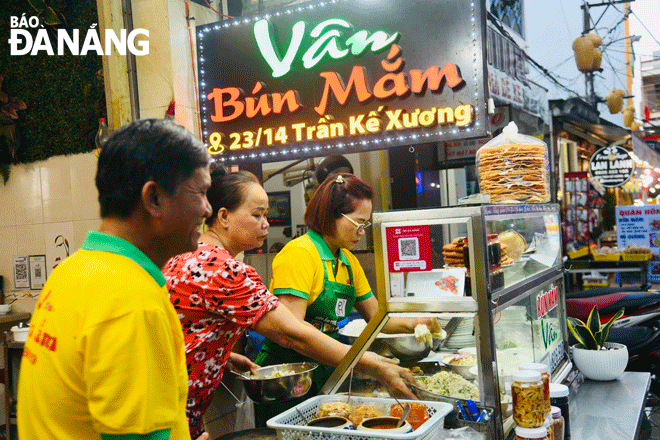 A newly opened culinary alley, K23 Tran Ke Xuong in Hai Chau Ward 2. Photo: Journalist