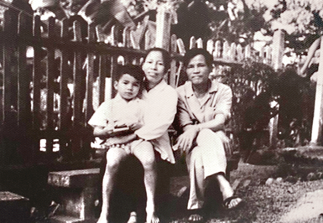 Đại tướng Nguyễn Chí Thanh cùng vợ, bà Nguyễn Thị Cúc và con trai Nguyễn Chí Vịnh tại nhà số 34 Lý Nam Đế năm 1963. (Ảnh: Tư liệu)
