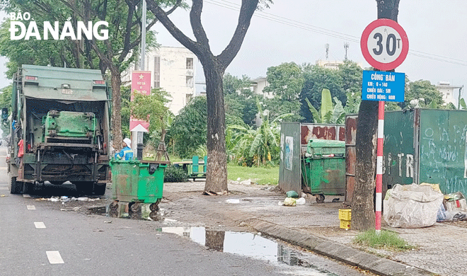 Urenco - Chi nhánh miền Trung tập trung cải tạo các điểm đặt thùng rác để hạn chế ô nhiễm môi trường. Ảnh: ANH NHƯ