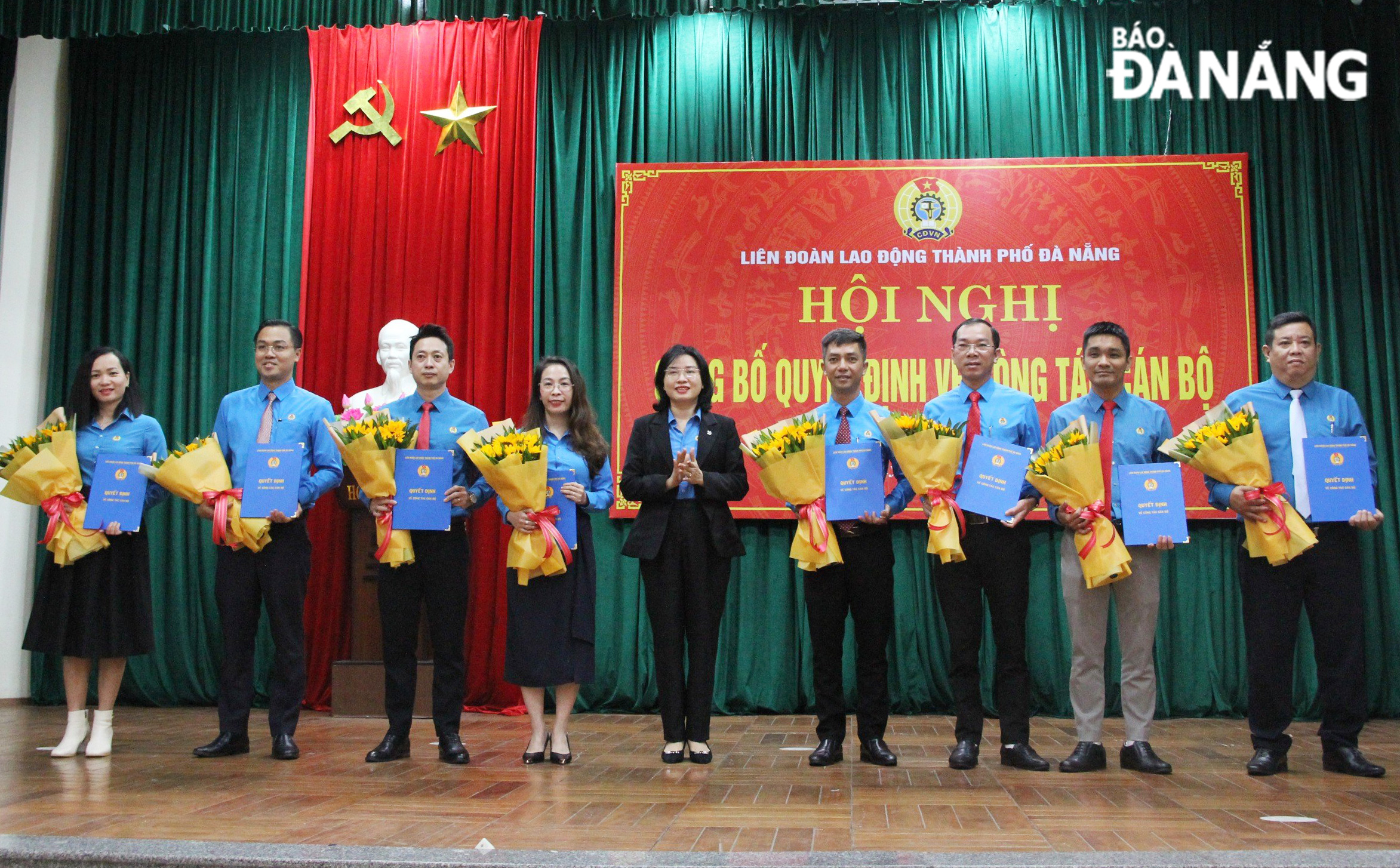 Chủ tịch LĐLĐ thành phố Phan Thị Thúy Linh (giữa) trao các quyết định cho cán bộ được điều động, bổ nhiệm. Ảnh: X.H