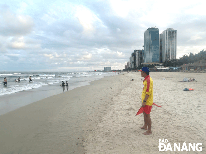 Rescue workers carefully observe to ensure the safety of residents and visitors. Photo: M.Q ​