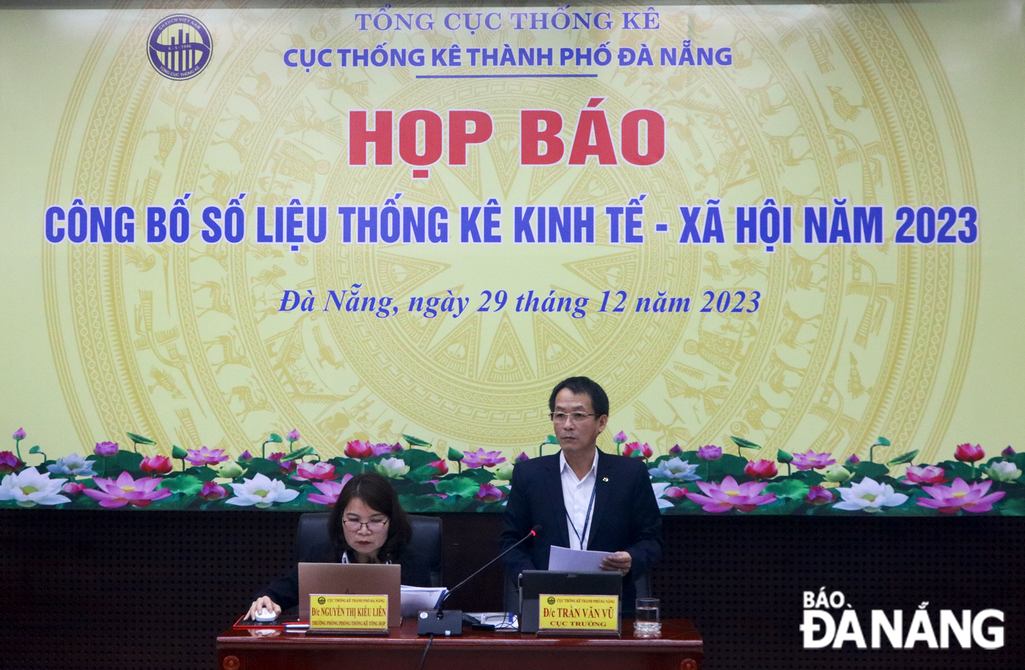 Head of the Da Nang Statistics Bureau Tran Van Vu announced the city's socio-economic data for 2023. Photo: VAN HOANG