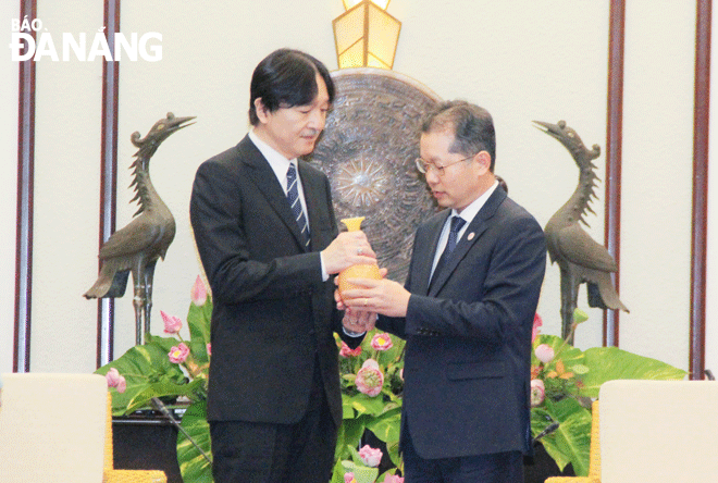 Hoàng Thái tử Nhật Bản Akishino (bên trái) tặng quà lưu niệm đến Bí thư Thành ủy Nguyễn Văn Quảng. Ảnh: T. PHƯƠNG