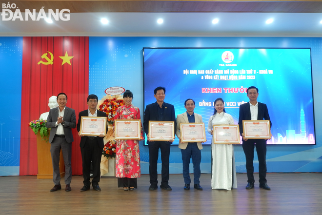 Mr. Nguyen Tien Quang (first, left), Director of VCCI Da Nang awards Certificates of Merit to individuals in recognition of their outstanding achievements in 2023. Photo: M.Q ​