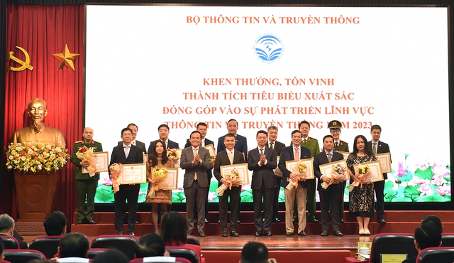Khen thưởng, tôn vinh tập thể, cá nhân có thành tích tiêu biểu đóng góp vào sự phát triển ngành TT&TT - Ảnh: Chinhphu.vn