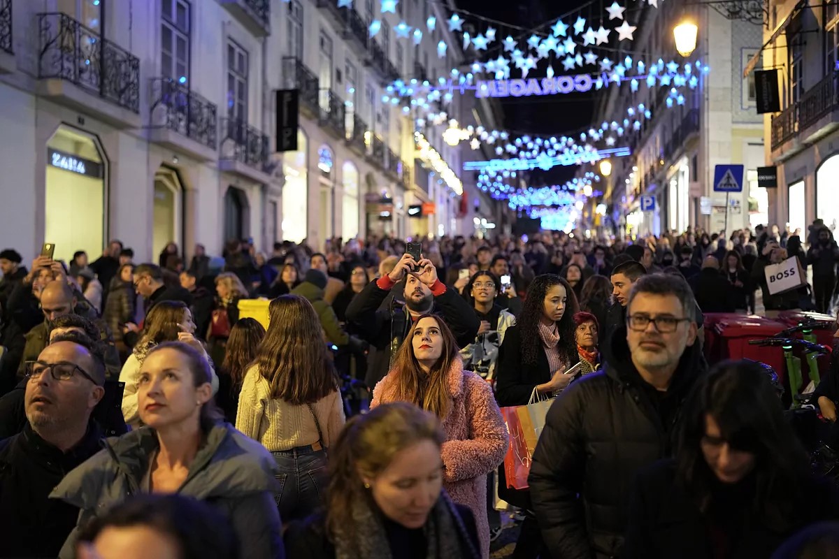 Mọi người tụ tập rất đông ở khu trung tâm thủ đô Lisbon (Bồ Đào Nha) trước thềm chào đón năm mới 2024. Ảnh: AP