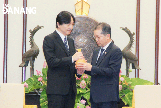 Japanese Crown Prince Akishino (left) presenting a souvenir to Da Nang Party Committee Secretary Nguyen Van Quang during his visit to the city in September, 2023. Photo: T. PHUONG