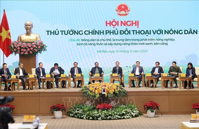 Thủ tướng Phạm Minh Chính và đại diện các bộ, ngành đối thoại với nông dân. Ảnh: TTXVN