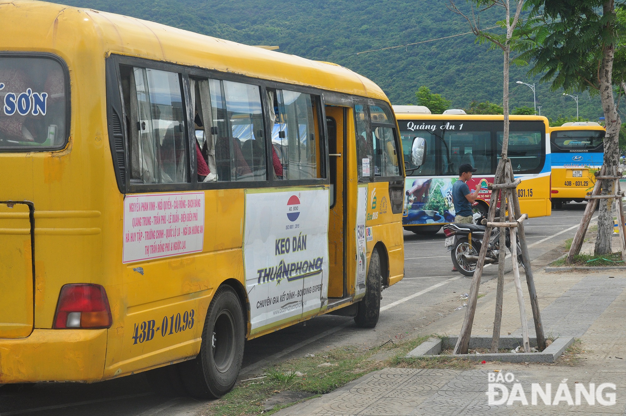 After many years of suspension, two public bus routes to Quang Nam Province will be resumed in 2024. Photo: THANH LAN