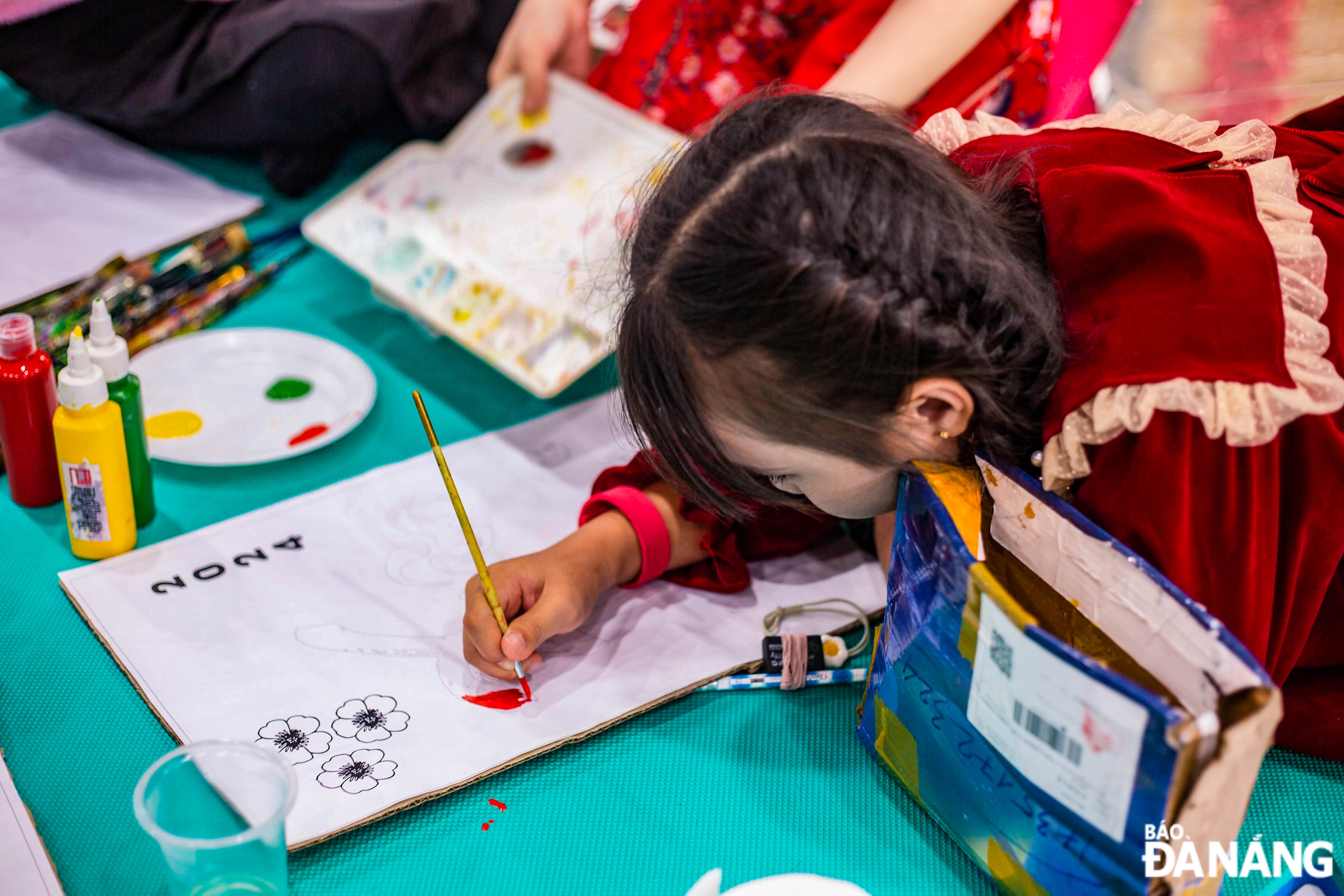 Children are drawing at the event