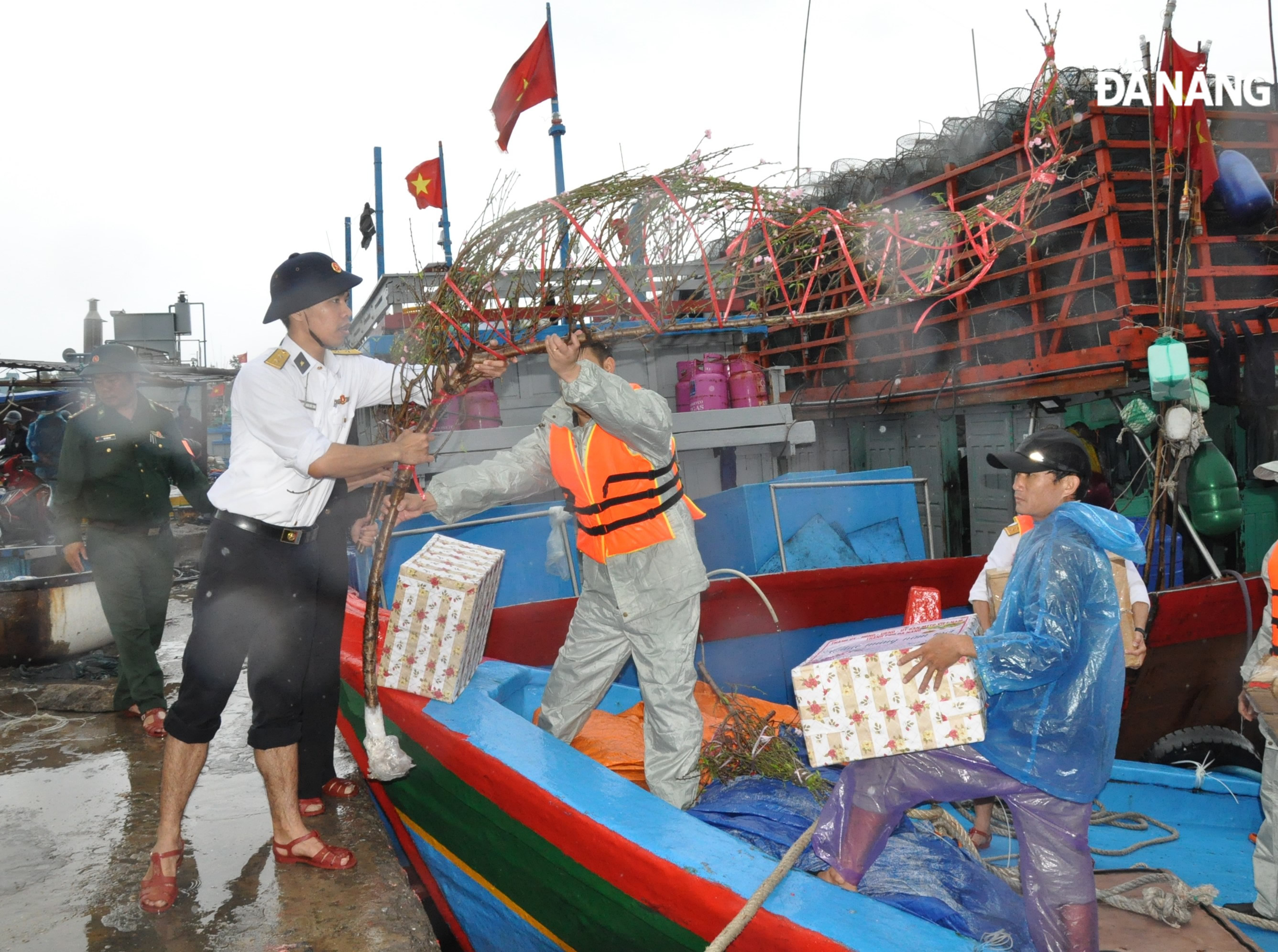 Đoàn công tác Vùng 3 Hải quân và Đà Nẵng thăm, chúc Tết huyện đảo Lý Sơn, Cồn Cỏ