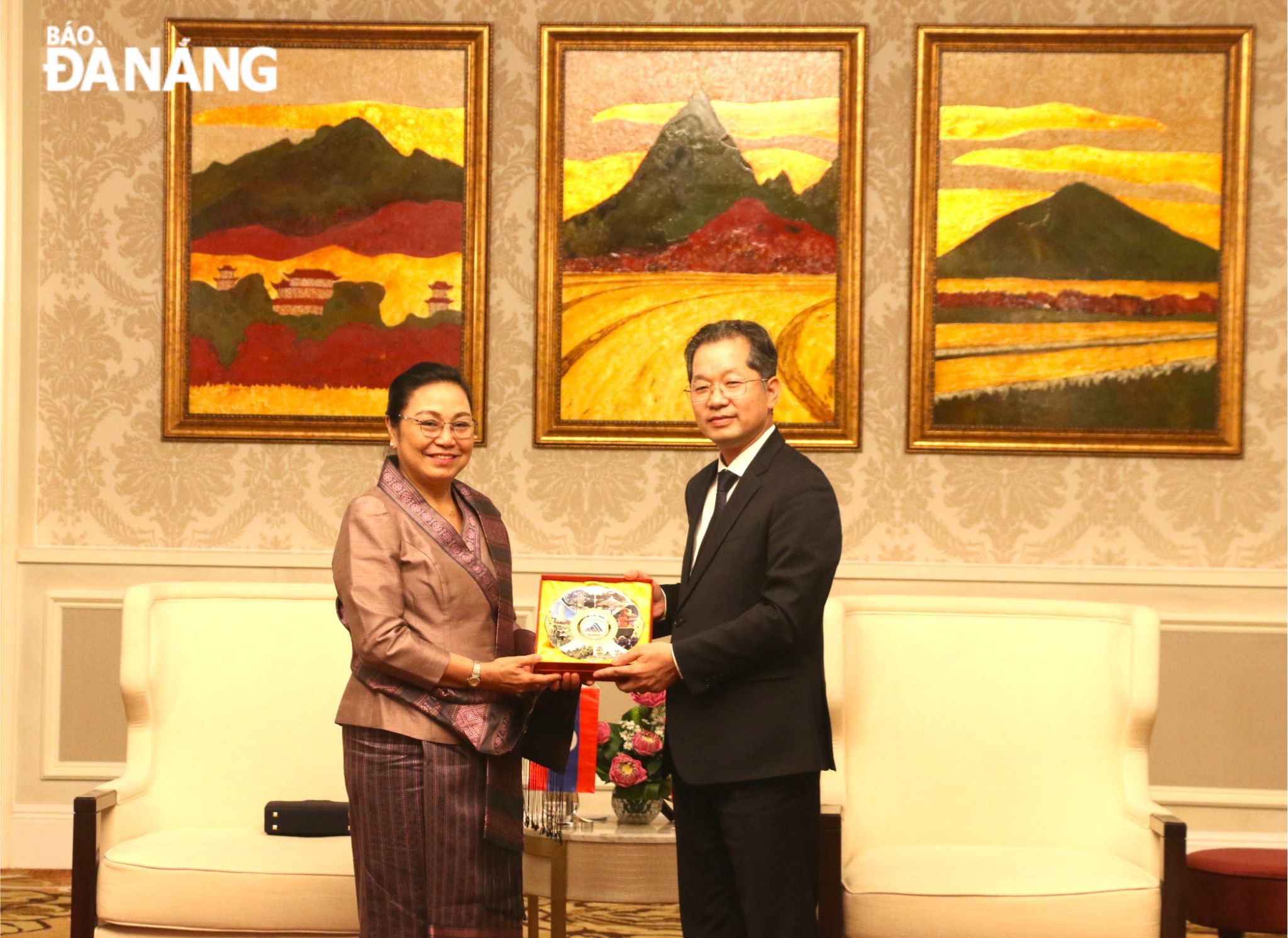 Bí thư Thành ủy Nguyễn Văn Quảng chủ trì tiếp Đại sứ Campuchia, Pháp và Lào tại Việt Nam