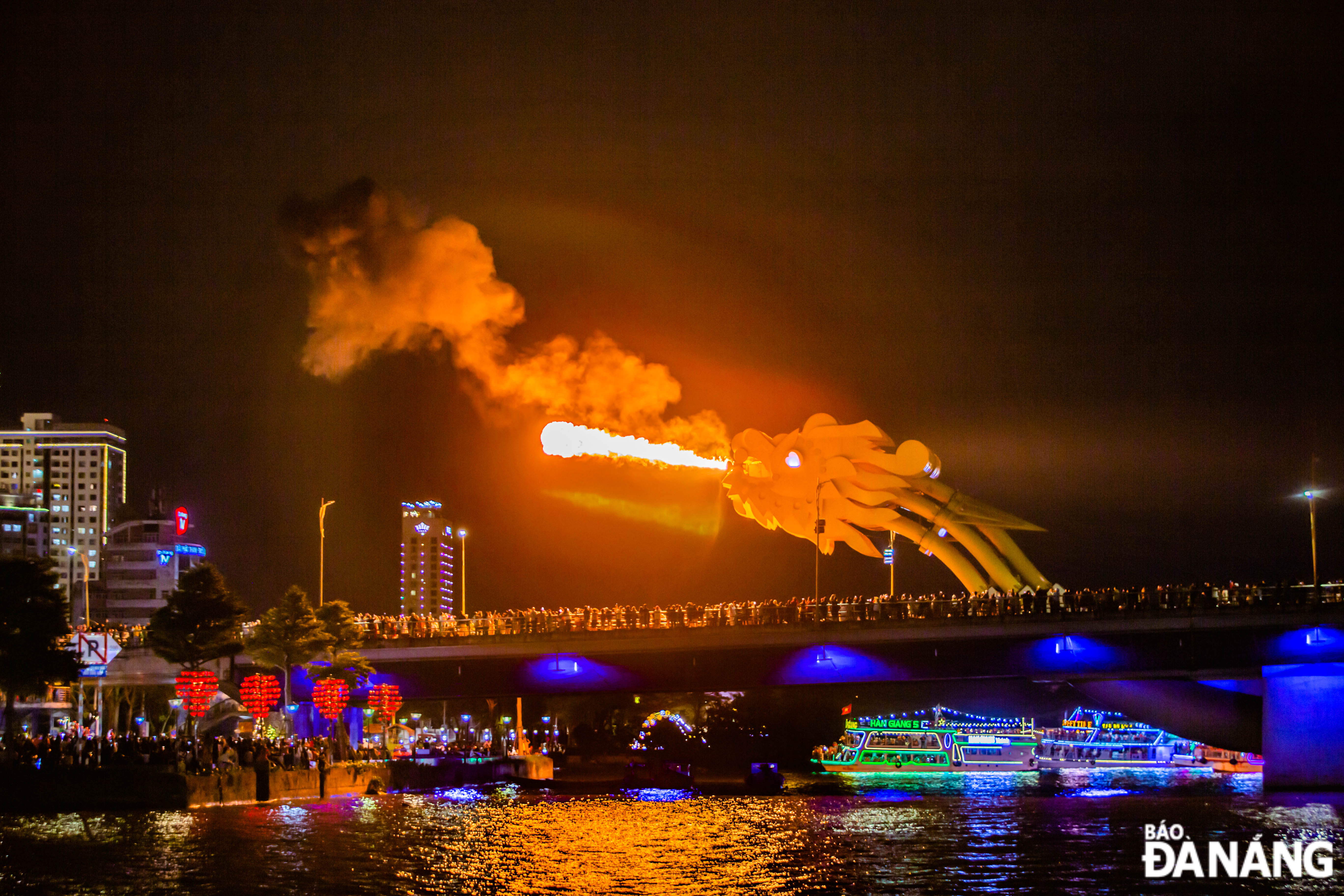 New Year's Eve falls on Sunday, so many tourists are seen gathering at the Dragon Bridge to watch fire-breathing and water-squirting shows