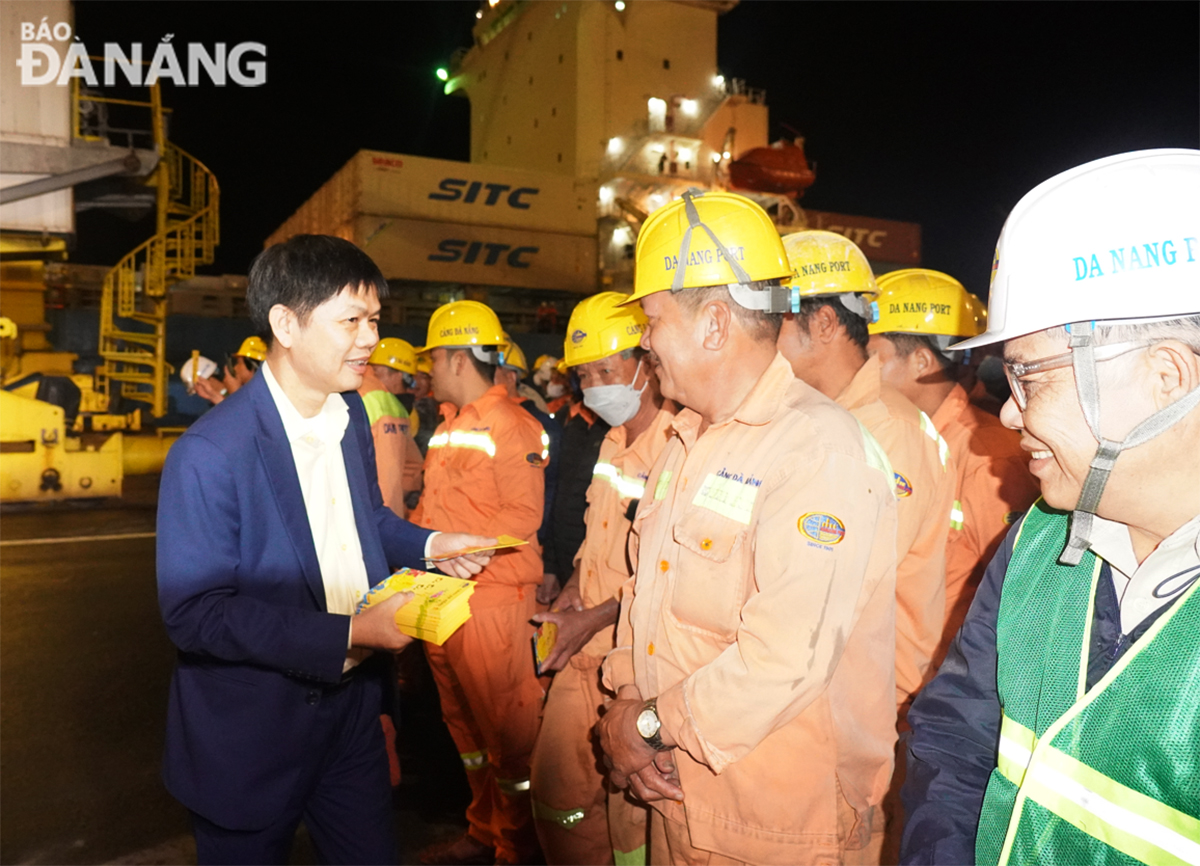 General Director of the Da Nang Port Tran Le Tuan giving lucky money to port workers. Photo: PHUONG UYEN