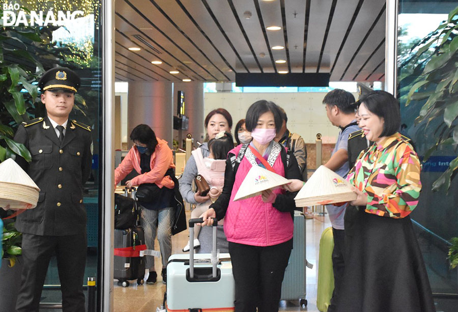 The first air passengers in the New Year were welcomed at Da Nang International Airport, promising to open a new path for the development of the Da Nang tourism. Photo: THU HA