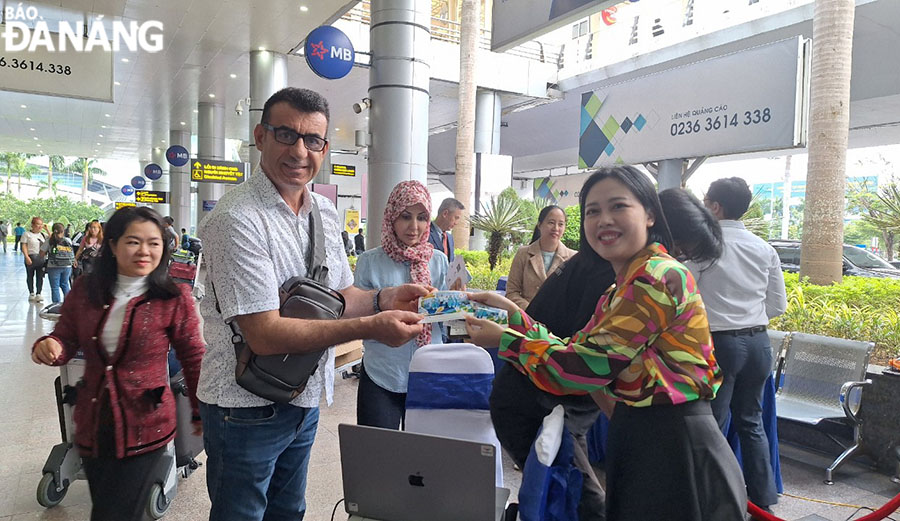 Many tourists are excited about taking instant check-in photos at Da Nang International Airport. Photo: THU HA