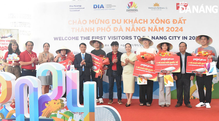 The first international air passengers to Da Nang received flowers and gifts in the form of vouchers. Photo: THU HA