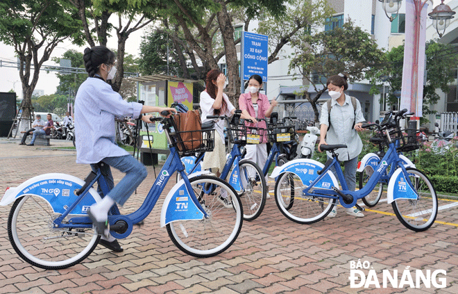 Young people experiencing the public bicycle service launched by the city since March 2023. Photo: L.P.