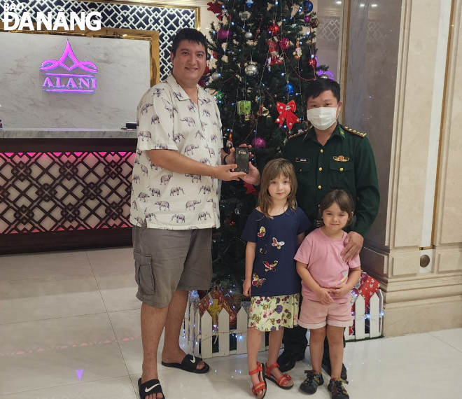 Captain Do Van Chien returns property to the family of foreign tourist in distress