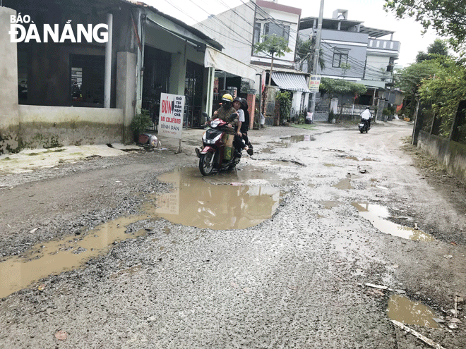 Tuyến đường Nam Cao nối dài xuất hiện nhiều ổ gà gây cản trở người tham gia giao thông. Ảnh: KHÁNH HUYỀN