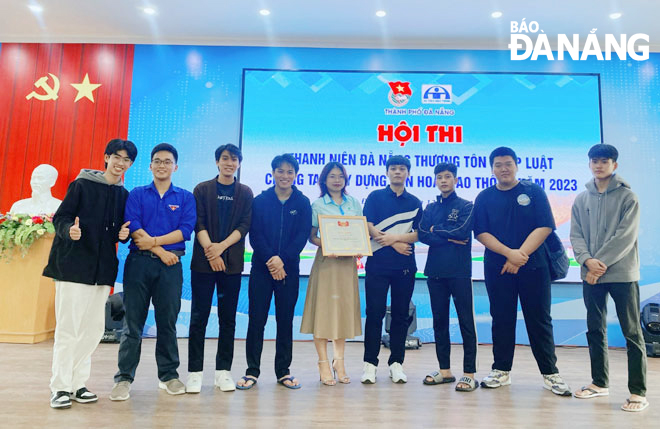 A skit named ‘Speeding increases the risk of being involved in a fatal or serious injury crash’ performed by the Da Nang Vocational College’s team won first prize in the contest ‘Da Nang Youth Uphold the Vietnamese Laws - Join efforts to Develop Traffic Safety Culture in 2023’. Photo: H.T.V