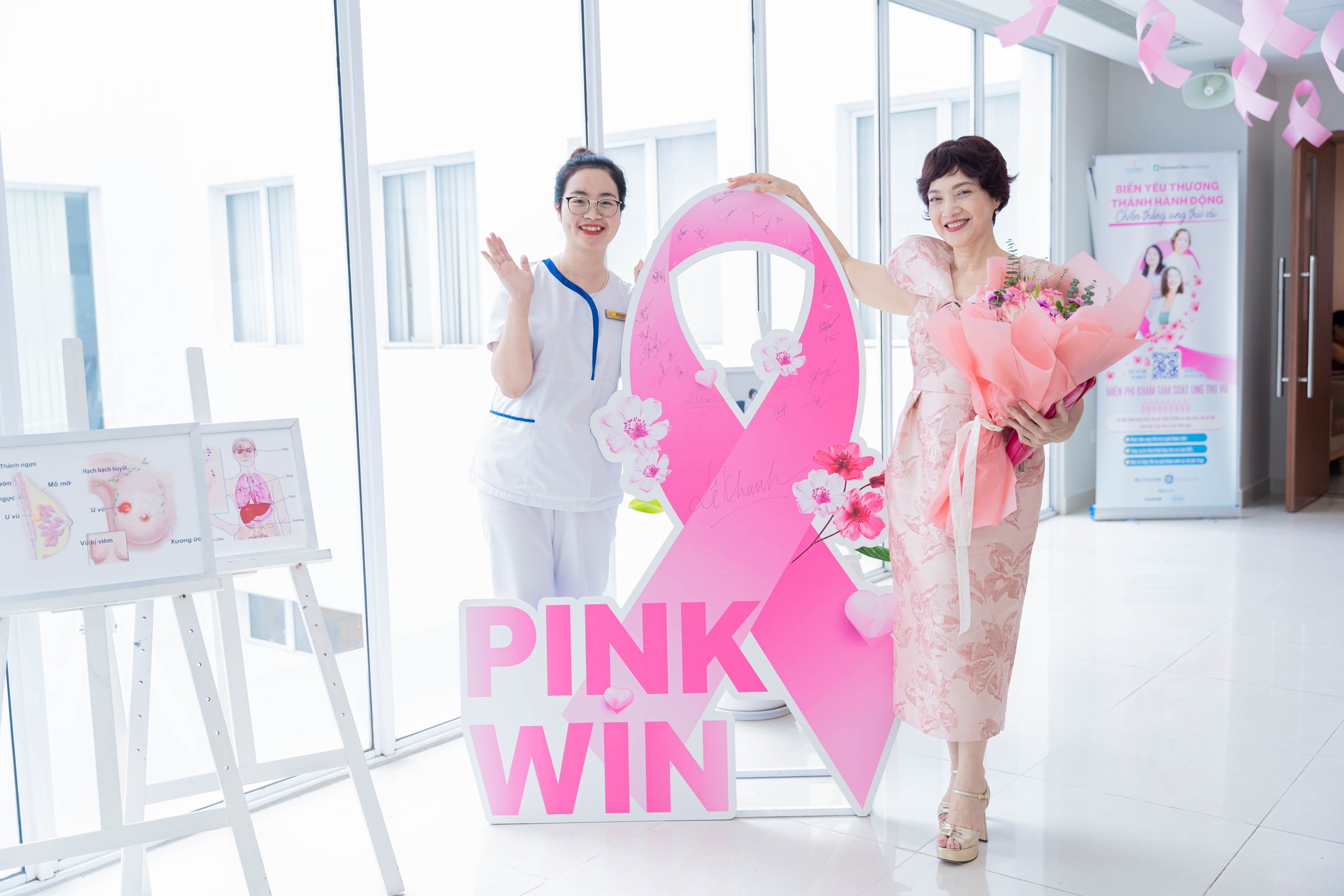 NSND Lê Khanh tham gia và để lại chữ ký tại sự kiện PinkWin.