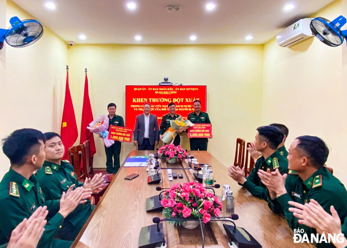 Chairman of Hai Chau District People's Committee Le Tu Gia Thanh (2nd, left) awards Certificates of Merit to units and individuals.