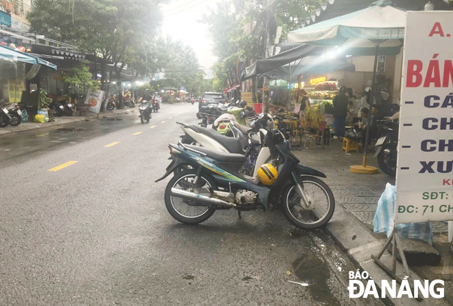 Người dân phản ánh nhiều cơ sở kinh doanh trên đường Châu Thị Vĩnh Tế (phường Mỹ An) thường xuyên để xe máy của khách hàng lấn chiếm lòng, lề đường. Ảnh: KHÁNH HUYỀN