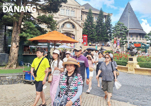 Tourist attractions in Da Nang are trying to add new products to attract more tourists. IN PHOTO: Visitors at the Sun World Ba Na Hills tourist area. Photo: THU HA