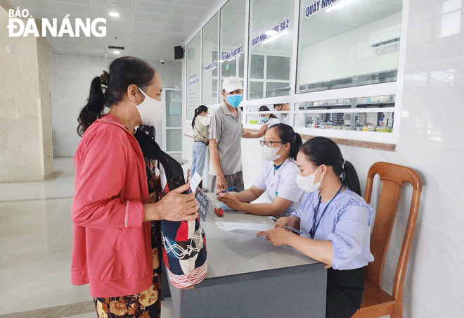 The handling of medical examination and treatment procedures for out-patients is in progress at the Cam Le District Medical Centre. Photo: PHAN CHUNG