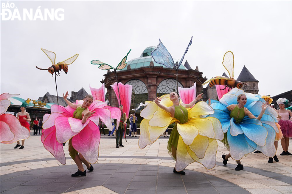 This year's Sun World Ba Na Hills tourist area is not only resplendent in the scent of bell-shaped peach blossoms but also impresses with thousands of tulips of all kinds and colours. It will give visitors mini shows with spring influences and many exciting activities during the upcoming Spring Festival 2024 slated to take place from January 20 to March 31. Photo: THU HA