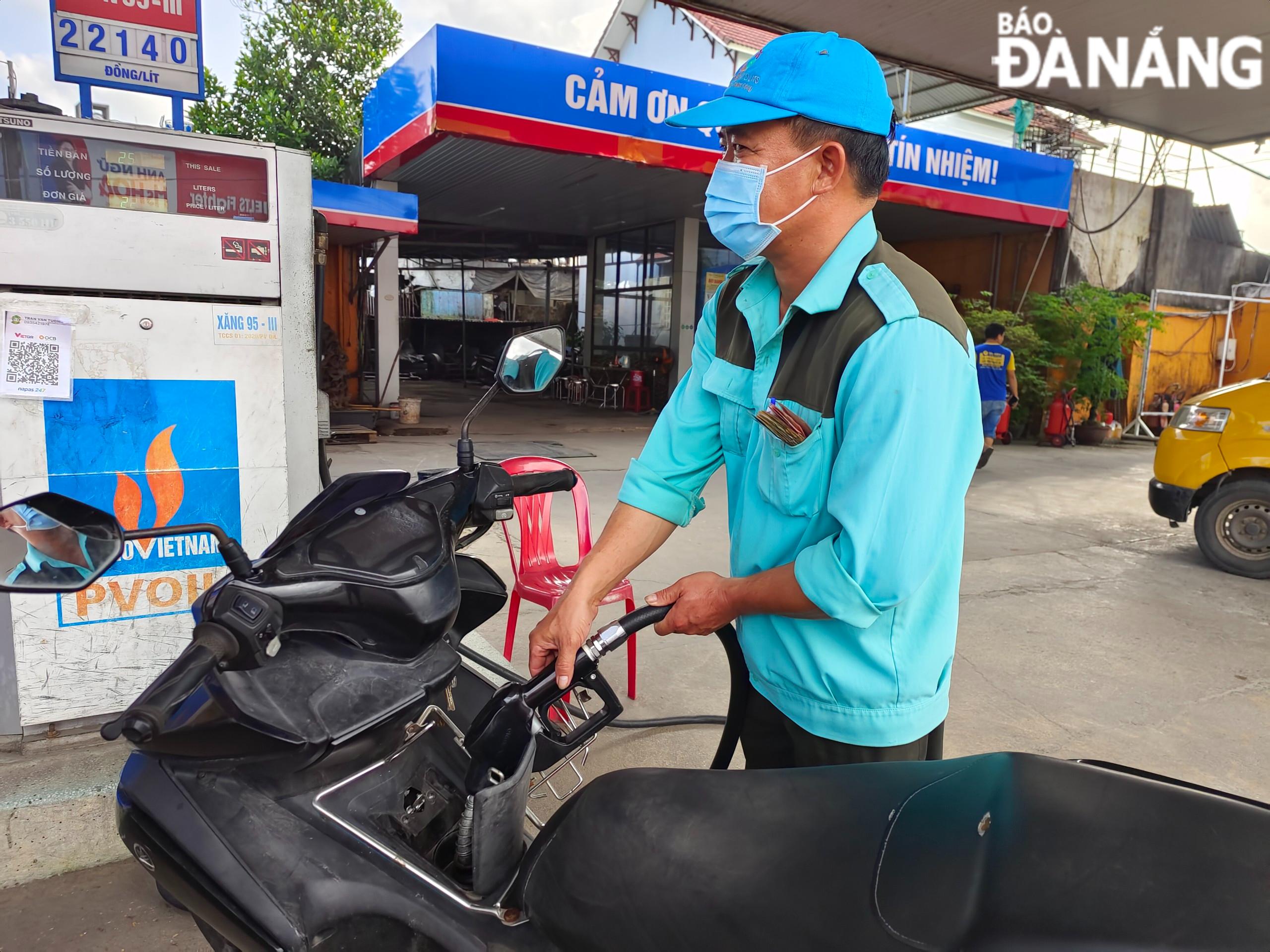 Retail prices of gasoline and oil products dropped slightly on the afternoon of January 4. Photo: CHIEN THANG